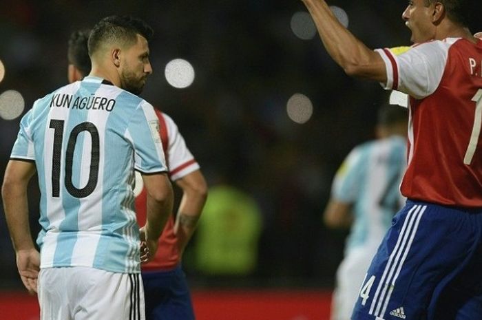 Pemain Argentina, Sergio Aguero (kiri), terlihat kecewa setelah gagal mengeksekusi penalti ke gawang Paraguay, dalam laga kualifikasi Piala Dunia 2018 Zona Amerika Selatan, di Cordoba, Argentina, Selasa (11/10/2016).