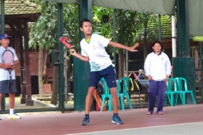 Luis Darsono Monikha, petenis muda asal Kudus saat menjalani latihan rutin di lapangan tenis Koperasi Rukun Desa Mijen, Kaliwungu, Kudus, Rabu (14/3/2018). Setiap latihan ia didampingi ayahnya Ngatmono yang juga sebagai pelatih dan ibunya Titik Anikhawati. 