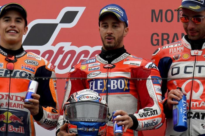 Para peraih posisi podium GP Jepang (dari kiri ke kanan), Marc Marquez (Repsol Honda), Andrea Dovizioso (Ducati), dan Danilo Petrucci (Octo Pramac), berpose bersama. Balapan yang berlangsung di Twin Ring Motegi, Minggu (15/10/2017), dimenangi oleh Dovizioso.