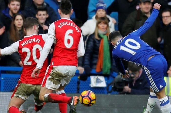 Penyerang Chelsea, Eden Hazard (kanan), melepaskan tembakan yang melahirkan gol ke gawang Arsenal dalam laga Premier League di Stadion Stamford Bridge, London, 4 Februari 2017.