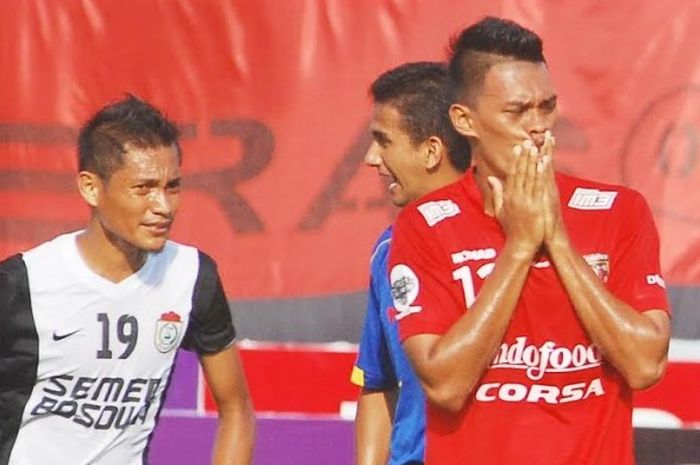 Striker Lerby Eliandry (kanan) saat masih membela Bali United pada ISL 2015. 