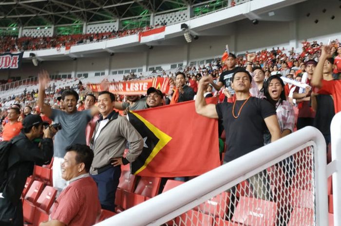 Para pendukung timnas Timor Leste saat menyaksikan idola mereka dijamu timnas Indonesia pada laga Piala AFF 2018 di Stadion Utama Gelora Bung Karno, Senayan, Jakarta Pusat, 13 November 2018. 