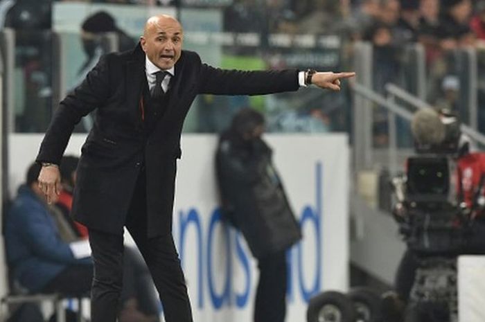 Pelatih AS Roma, Luciano Spalletti, memberi instruksi kepada anak asuhnya dalam pertandingan Serie A kontra Juventus di Stadion Juventus, Turin, Italia, 24 Januari 2016.