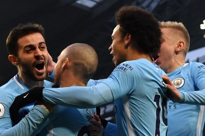    Gelandang Manchester City, Bernardo Silva (kiri), merayakan gol yang dia cetak ke gawang Chelsea dalam laga Liga Inggris di Stadion Etihad, Manchester, pada 4 Maret 2018.   