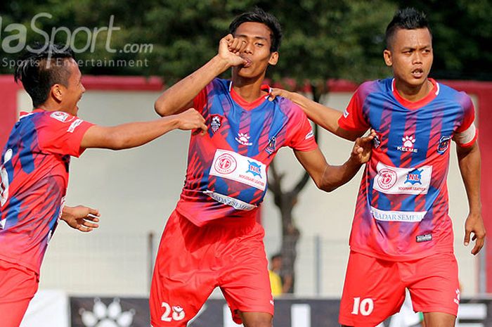 Pemain Persigo Semeru FC, Reza Mustofa (tengah), melakukan selebrasi seusai mencetak gol ke gawang Persekap Kota Pasuruan dalam laga lanjutan Liga 2 di Stadion Semeru Lumajang, Jawa Timur, Minggu (20/08/2017) sore.