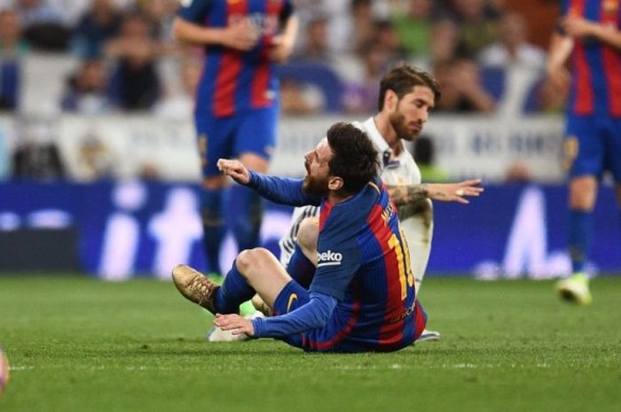 Kapten Real Madrid, Sergio Ramos, melanggar ikon FC Barcelona, Lionel Messi, dalam pertandingan La Liga di Stadion Santiago Bernabeu, Madrid, Spanyol, pada 23 April 2017.