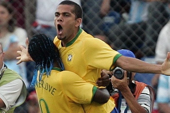  Selebrasi Dani Alves usai mencetak gol penutup Brasil ke gawang Argentina di final Copa America, 15 Juli 2007. 