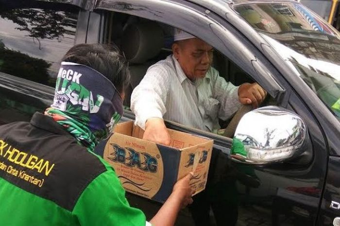 Anggota ordo suporter PSMS Medan, SMeCK Hooligan menerima donasi sumbangan untuk bencana di Pidie Jaya, Aceh pada penggalangan dana di Jalan Sisinggamangaraja, Kota Medan, Sabtu (10/12/2016). 