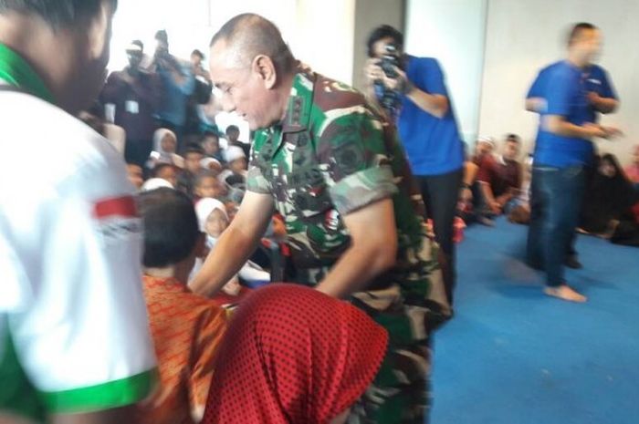 Ketua Umum PSSI Edy Rahmayadi dalam acara perayaan ulang tahun ke-87 bersama puluhan anak yatim di Kantor PSSI di Gran Rubina, Kuningan, Jakarta Selatan, Rabu (19/4/2017) siang WIB. 