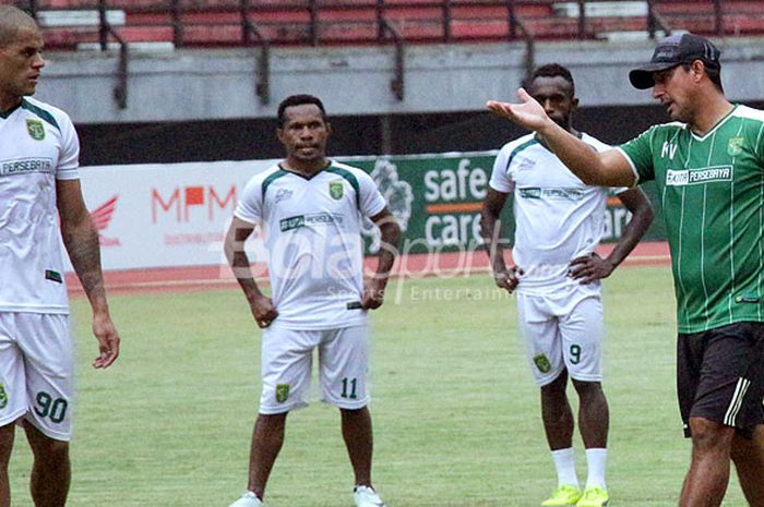 Pelatih Persebaya Surabaya Angel Alfredo Vera, saat memberi menu latihan kepada pemainnya di Gelora Bung Tomo Surabaya, Rabu (28/3/2018).