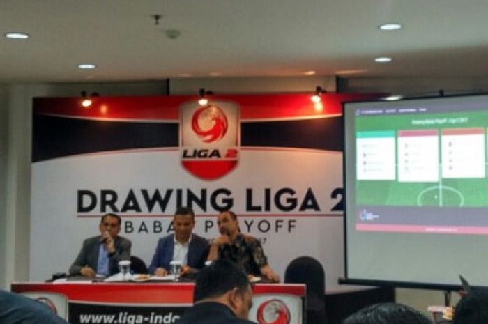 Direktur Utama PT LIB, Berlinton Siahaan, saat memimpin drawing babak play-off Liga 2 di Hotel Pomelotel, Pancoran, Jakarta Selatan, Senin (18/9/2017) sore WIB.