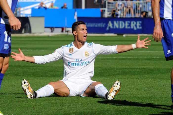 Reaksi megabintang Real Madrid, Cristiano Ronaldo, dalam laga Liga Spanyol kontra Deportivo Alaves di Stadion Mendizorroza, Vitoria, pada 23 September 2017.