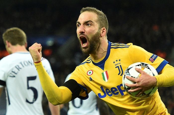 Striker Juventus, Gonzalo Higuain, merayakan gol yang dia cetak ke gawang Tottenham Hotspur dalam laga leg kedua babak 16 besar Liga Champions di Stadion Wembley, London, Inggris, pada 7 Maret 2018.