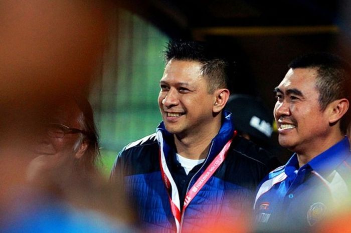 Wakil Ketua PSSI sekaligus CEO Arema FC, Iwan Budianto (kiri), bersama Walikota Malang, Mochamad Anton, saat menyaksikan timnya berlaga melawan Mitra Kukar di Stadion Gajayana, Malang, 30 September 2016.