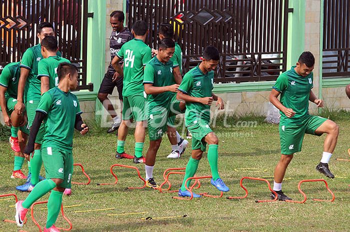 Pemain PSMS Medan saat menggelar latihan sore, Rabu (7/3/2018) di Stadion Kebun Bunga.