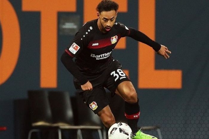 Gelandang Bayer Leverkusen, Karim Bellarabi, berhasil menjadi pencetak gol ke-50.000 Bundesliga saat tampil pada laga melawan Augsburg, Jumat (17/2/2017). 