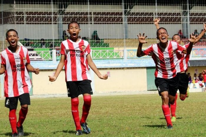 Suka cita para pemain PSP Padang U-14 seusai mengalahkan Akademi Surya Bakti Cilegon pada perempat final Piala KONI Pusat di lapangan Labda Perkasa Nirwikara, Halim, Jakarta Timur, Jumat (23/12/2016) sore.