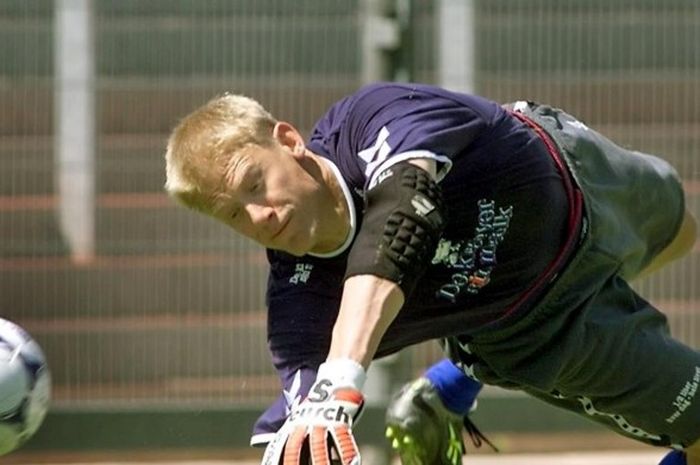 Aksi Peter Schmeichel tengah menahan bola dalam latihan menuju Soccer World Cup 1998 di Stadion Bonne 09 Juni 1998. 