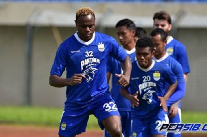Victor Igbonefo saat latihan perdana bersama Persib Bandung