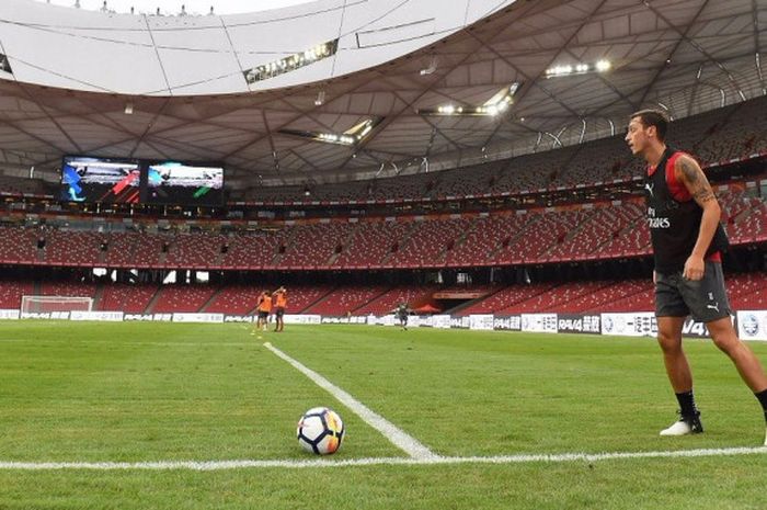 Mesut Ozil mengunggah foto di akun Twitterny, Jumat (21/7/2017) saat mencoba Stadion Nasional di Bei