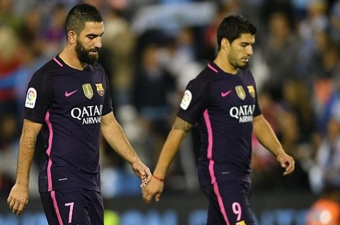 Ekspresi lesu pemain Barcelona, Luis Suarez (kanan) dan Arda Turan, setelah tim mereka takluk di kandang Celta Vigo, Balaidos, pada partai La Liga, 2 Oktober 2016.