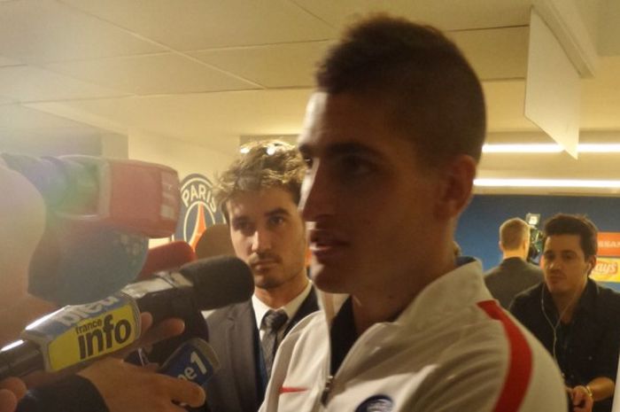 Marco Verratti menjawab pertanyaan dari media di area mixed zone usai laga fase grup Liga Champion PSG vs Basel, di Stadion Parc des Princes, Rabu (19/10/16).