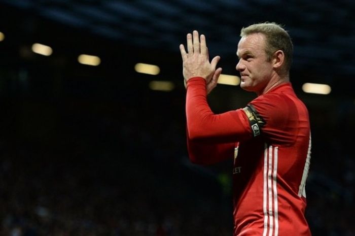 Wayne Rooney menjalani laga testimonial saat Manchester United melawan Everton di Stadion Old Trafford, Rabu (4/8/2016).