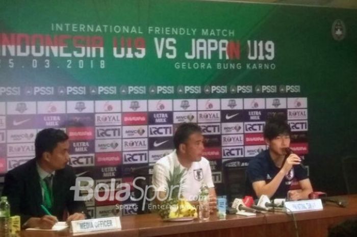 Pemain Jepang U-19, Hashioka Daiki (kanan) dan pelatih  Kageyama Masanaga dalam sesi tanya jawab dengan wartawan seusai hadapi timnas U-19 Indonesia, Minggu (25/3/2018).