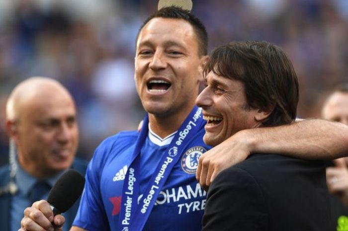 John Terry dan Manajer Antonio Conte melakukan selebrasi seusai laga Premier League antara Chelsea kontra Sunderland di Stadion Stamford Bridge, London, Inggris, pada 21 Mei 2017.