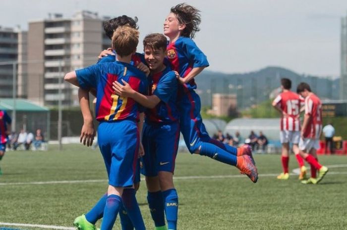 Tim Infantil B Barcelona bersukacita usai memastikan gelar juara. 