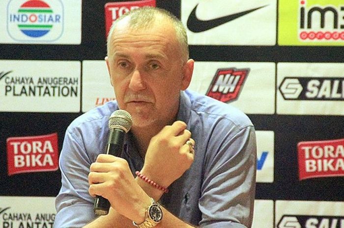 Pelatih Pusamania Borneo FC, Dragan Djukanovic, berbicara kepada media usai timnya ditahan imbang Ar