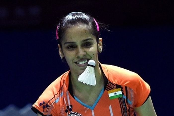 Pebulu tangkis India, Saina Nehwal, memungut kok saat menghadapi Tee Jing Yi (Malaysia) pada Piala S