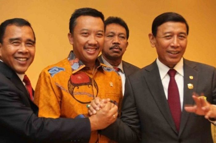 Menpora Imam Nahrawi (tengah), berpose dengan Ketua Umum KONI Pusat Tono Suratman (kiri) dan Ketua Umum PP PBSI Wiranto seusai pelantikan kepengurusan PBSI periode 2016-2020 di Hotel Century, Senayan, Jakarta, Kamis (19/1/2017).