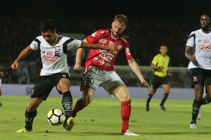  Pemain Bali United, Melvin Platje, berduel pada laga Liga 1 2018 kontra Madura United di Stadion Kapten I Wayan Dipta, Gianyar, Bali, Sabtu (3/11/2018). 