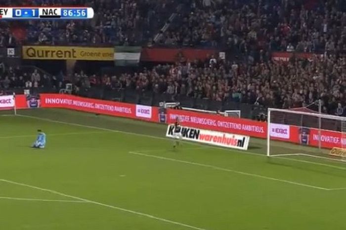 Kiper Feyenoord Rotterdam, Brad Jones tertunduk lesu karena bola masuk ke gawangnya akibat aksi kecohnya yang gagal.