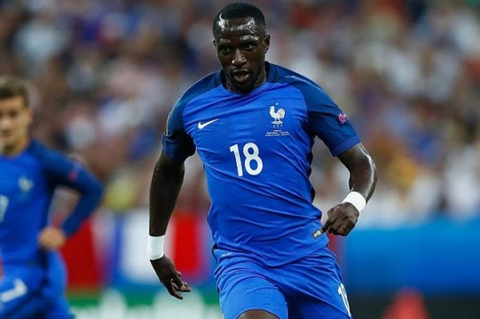 Aksi gelandang Prancis dan Newcastle United, Moussa Sissoko, dalam duel final Piala Eropa lawan Portugal di Saint-Denis, 10 Juli 2016.