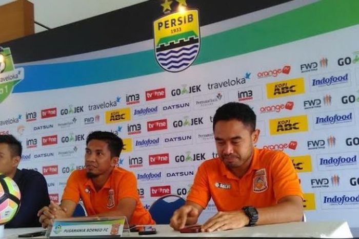 Asisten pelatih Ahmad Amirudin dan kapten Ponaryo Astaman dalam sesi jumpa pers pra-laga Borneo FC yang dijamu Persib di Graha Persib, Jalan Sulanjana, Kota Bandung, Jumat (19/5/2017). 