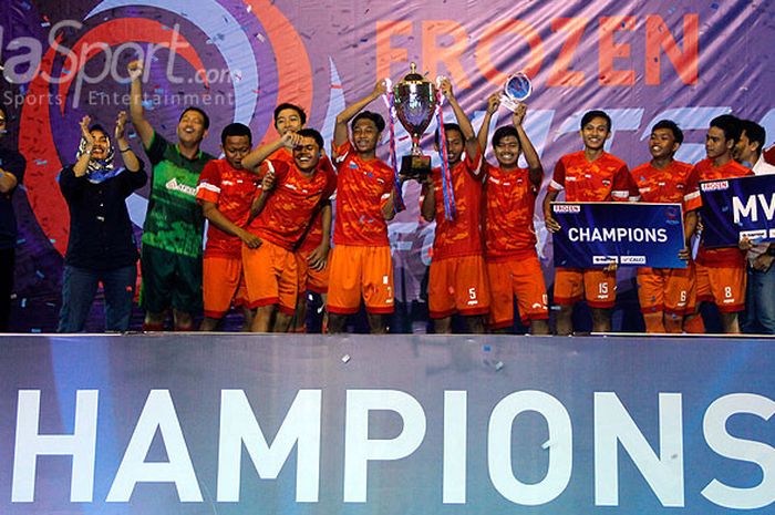 SMAN 4 Yogyakarta merayakan sukses mereka menjuarai turnamen Frozen Futsal Festival 2018 di GOR Pangukan, Sleman, Minggu (4/3/2018).