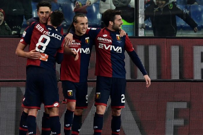 Selebrasi pemain Genoa setelah pemain Inter Milan, Andrea Ranocchia, mencetak gol bunuh diri pada laga lanjutan Liga Italia di Stadion Luigi Ferraris, Sabtu (17/2/2018) waktu setempat atau Minggu dini hari WIB.