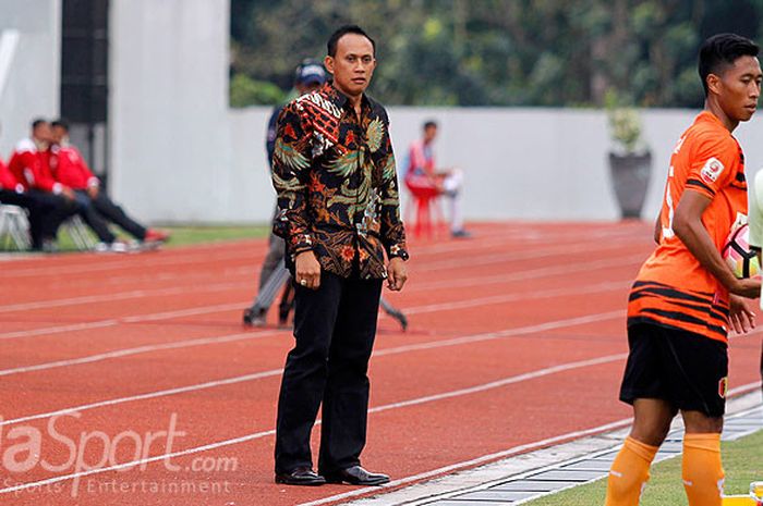 Ekspresi pelatih Persis Solo, Widyantoro, saat hendak melakukan protes kepada asisten wasit saat timnya tampil melawan PPSM dalam laga lanjutan Liga 2 di Stadion Moch. Soebroto, Magelang, Kamis (20/7/2017).