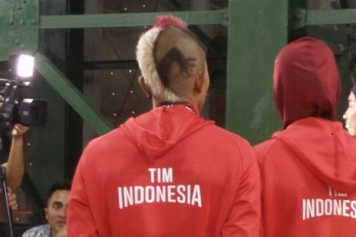 Rambut model cicak Merah Putih di kepala peraih perunggu cabang olahraga panjat tebing nomor individual speed putra, Aspar Jaelolo, di Wall Climbing Arena, Jakabaring Sport City, Palembang, Kamis (23/8/2018).