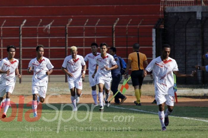 Para pemain Persipur Purwodadi merayakan gol ke gawang Persiba Bantul di laga Grup 4 Liga 2 yang bergulir di Stadion Sultan Agung, Bantul, Sabtu (19/8/2017).