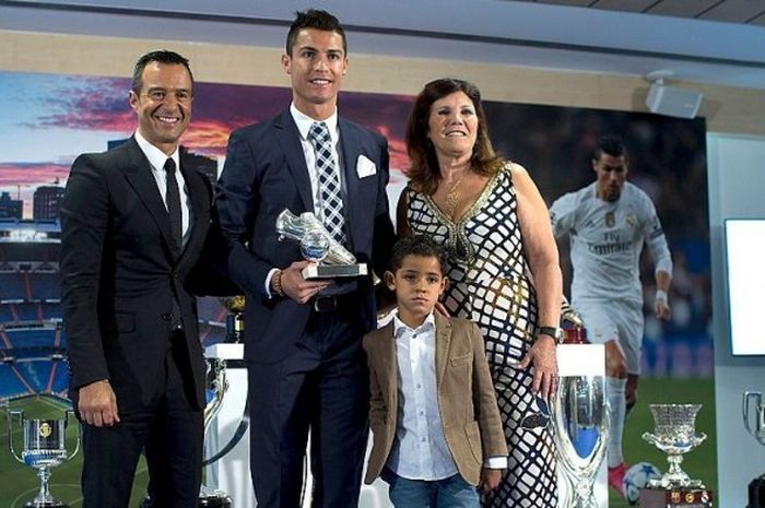 Jorge Mendes (paling kiri) berpose bersama Cristiano Ronaldo, Cristiano Ronaldo Jr, dan ibu Ronaldo, Maria Dolores dos Santos, pada 2 Oktober 2015 di Madrid.