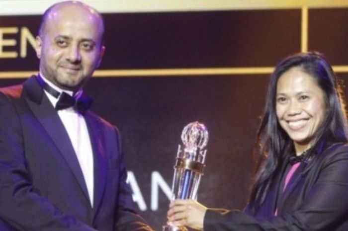 Wasit wanita asal Malaysia, Rita Gani saat menerima penghargaan sebagai Wasit Wanita Terbaik Asia 2014 dari AFC. 