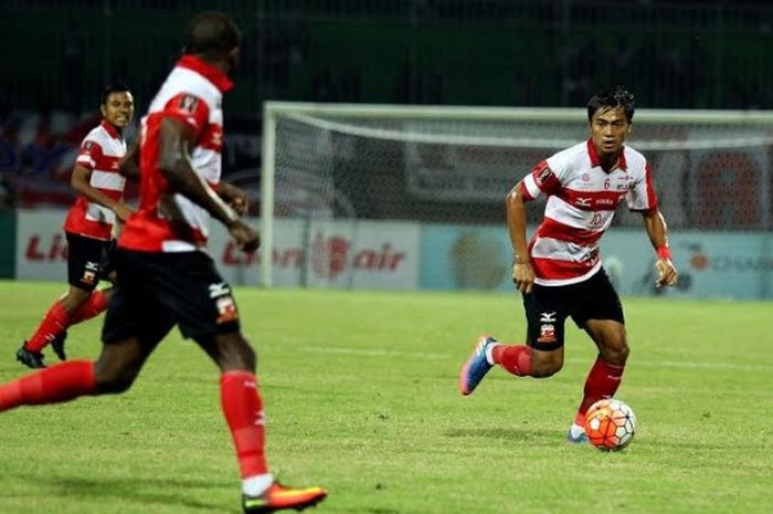 Bek Andik Rendika Rama menguasai bola saat Madura United menghadapi Pusamania Borneo FC (PBFC) II pada laga perempat final Piala Presiden 2017 di Stadion Manahan, Solo, 25 Februari 2017. 