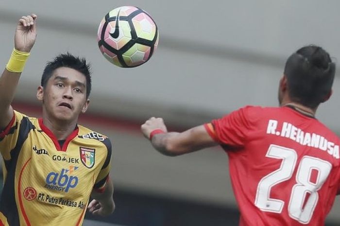 Gelandang Mitra Kukar, Septian David Maulana (kiri) saat berhadapan dengan bek Persija, Rezaldi Hehanusa pada laga pekan keenam Liga 1 musim 2017 di Stadion Patriot, Kota Bekasi, 14 Mei 2017. 