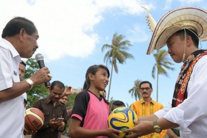 Menteri Pemuda dan Olahraga Imam Nahrawi (kanan) melakukan pelepasan peserta Kirab Pemuda 2017 di Rote, Nusa Tenggara Timur, Kamis (28/9/2017).