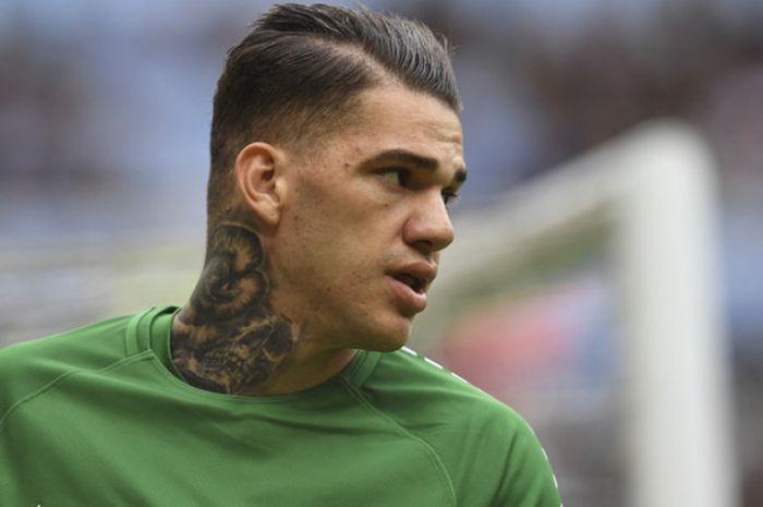 Kiper Manchester City, Ederson Moraes, dalam pertandingan Liga Inggris 2017-2018 menghadapi Swansea 