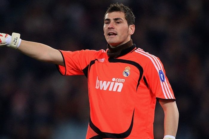 Iker Casillas saat membela Real Madrid melawan AS Roma dalam laga Liga Champions di Stadion Olimpico, Roma, 19 Februari 2008.