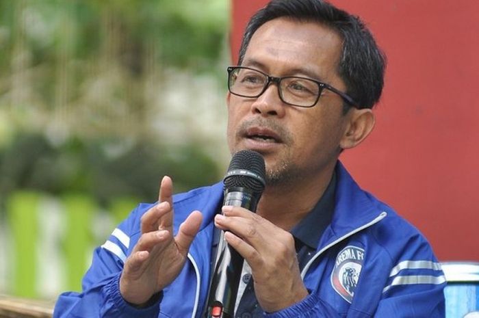 Pelatih Arema FC Aji Santoso saat memotivasi siswa SMAN 4 Kota Malang dalam acara Arema goes to school pada Sabtu, 18 Februari 2017.